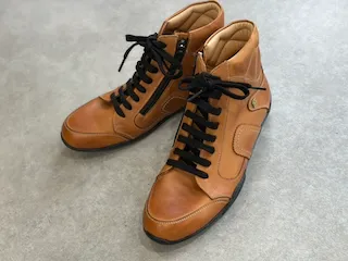 キャメル色のBENESU（ベネシュ）機能性手作りレザースニーカー